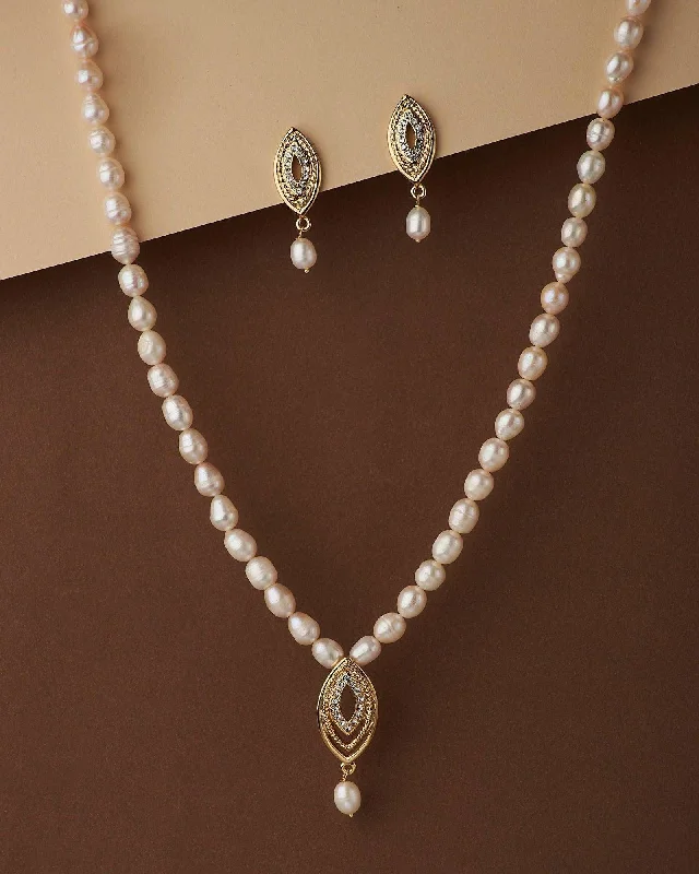 Geometric necklaces and pendants for a modern, edgy, and trendy vibe -Elegant Pearl Necklace Set