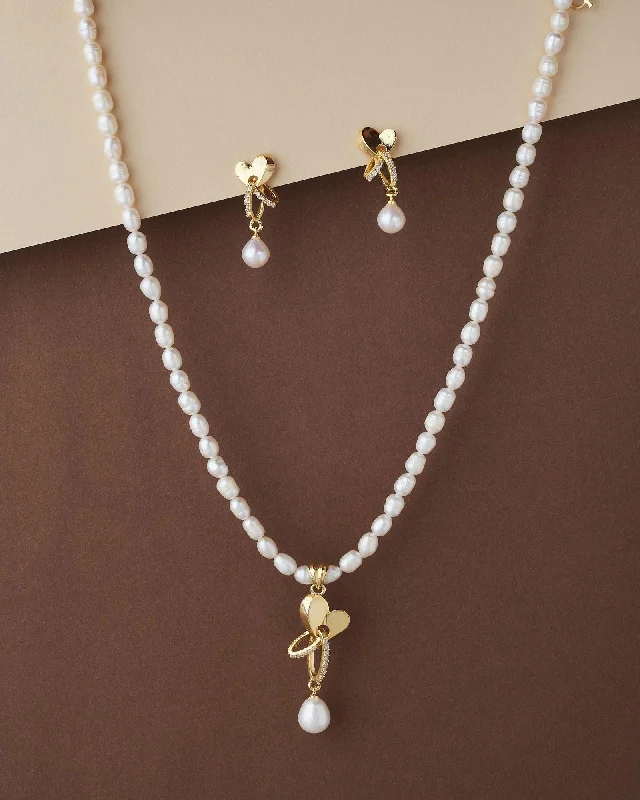 Custom pendant necklaces with initials or names for a unique jewelry piece -Elegant Real Pearl Necklace Set