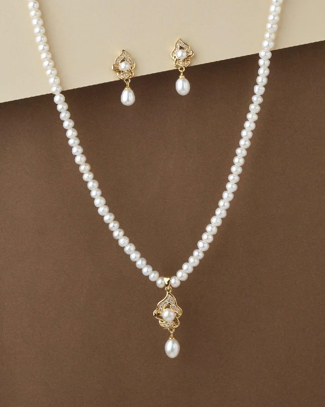 Modern silver necklaces and pendants with sleek, geometric designs for versatility -Elegant Real Pearl Necklace Set S23550