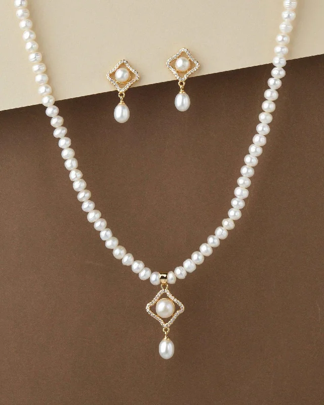 Layered pendant necklaces with multiple chains for a bold and stylish look -Elegant Real Pearl Necklace Set S23551