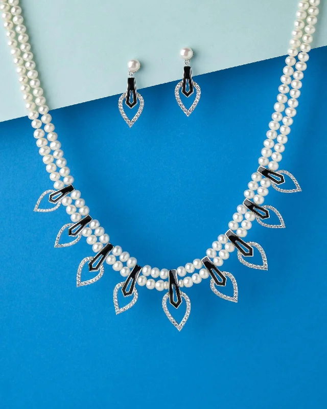 Adjustable necklace chains with interchangeable pendants for a versatile accessory -Artistic Leafy Pearl Necklace Set