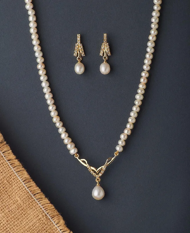 Minimalist necklaces and pendants with sleek, modern designs for everyday wear -Beautiful Stone Studded Pearl Necklace Set