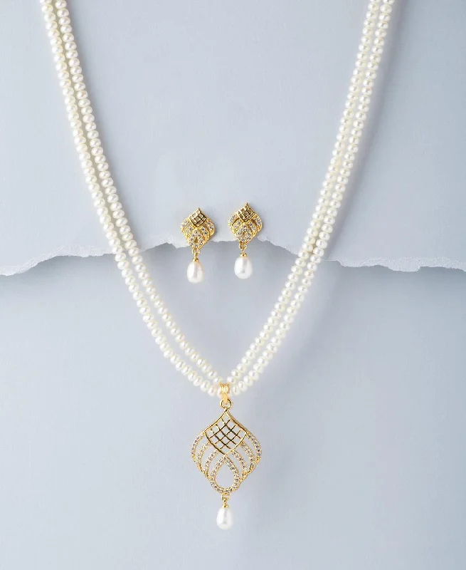 Handmade necklaces and pendants with unique, artistic details for a one-of-a-kind accessory -Elegant Pearl Necklace Set