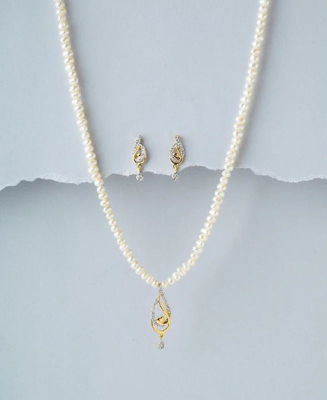 Birthstone necklaces and pendants for a personalized touch with gemstones -Elegant Pearl Necklace Set