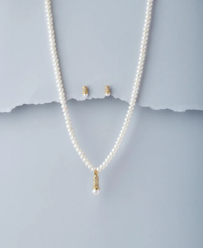 Gold heart pendant necklaces with delicate designs for an elegant gift for loved ones -Elegant Real Pearl Necklace Set