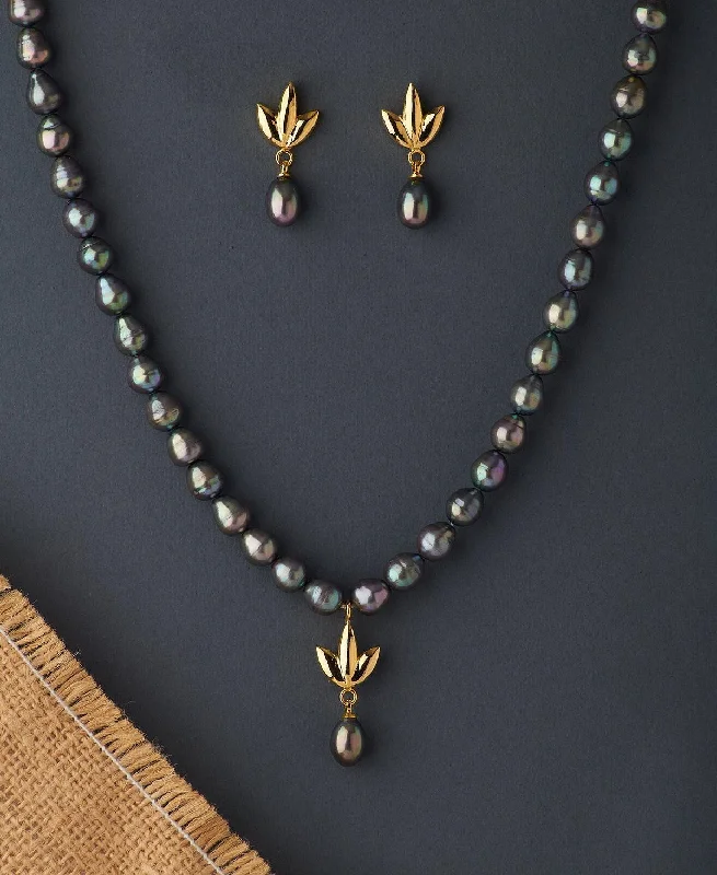 Trendy pendant necklaces with feather or leaf motifs for a nature-inspired look -Elegant Real Pearl Necklace Set