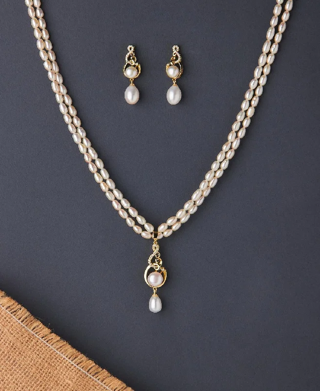 Geometric pendant necklaces for modern, artistic designs with clean lines and shapes -Elegant Real Pearl Necklace Set