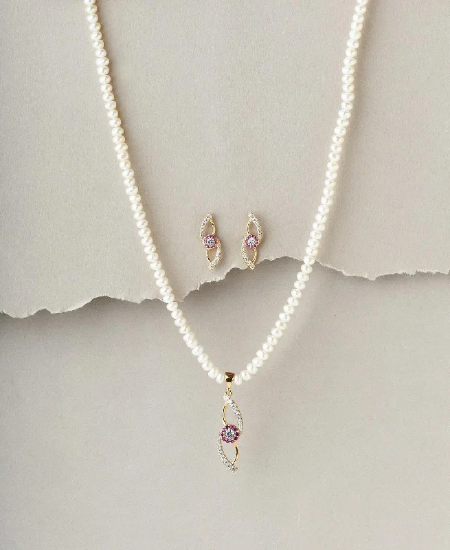 Adjustable necklace chains with interchangeable pendants for a versatile accessory -Floral Pearl Necklace Set