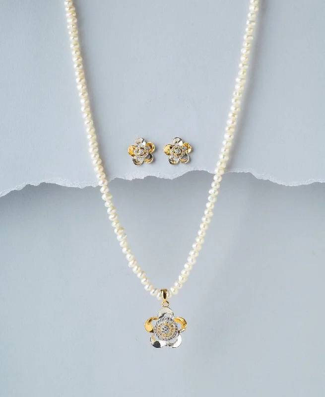 Gold heart pendant necklaces with delicate designs for an elegant gift for loved ones -Floral Real Pearl Necklace Set