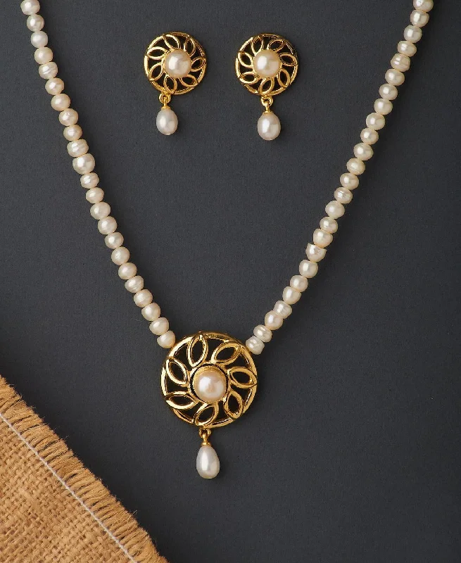 Vintage-style pendant necklaces with Art Deco or Victorian influences for timeless beauty -Floral Real Pearl Necklace Set