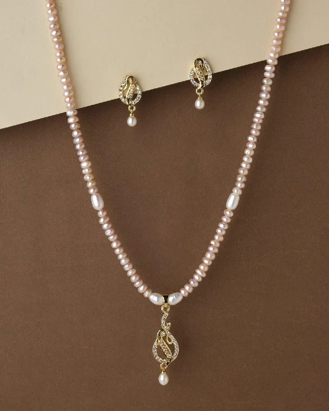 Modern silver necklaces and pendants with sleek, geometric designs for versatility -Elegant Pearl Necklace Set