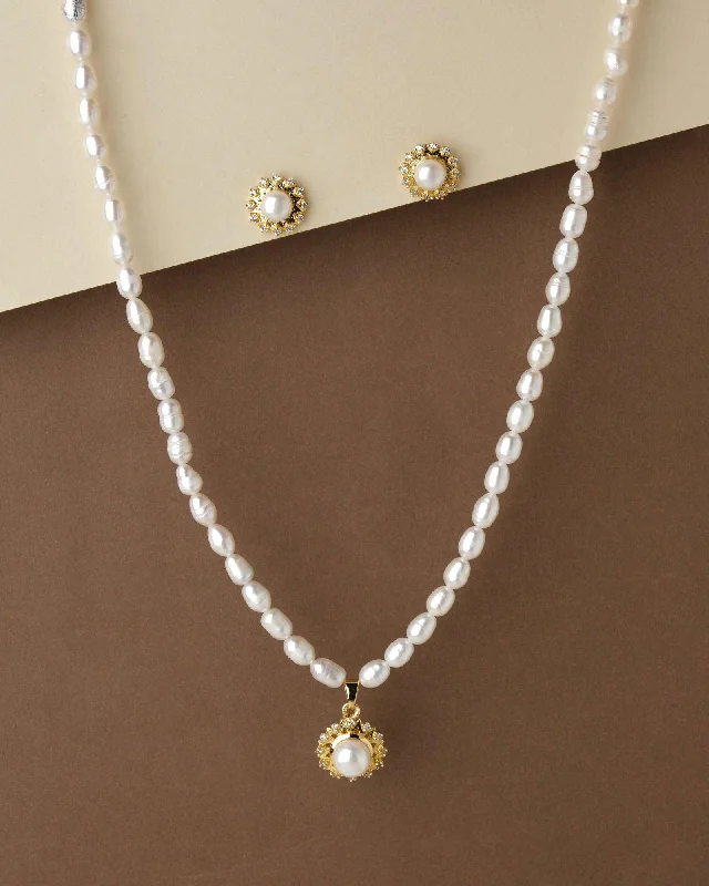 Layered pendant necklaces with multiple chains for a bold and stylish look -Elegant Pearl Necklace Set