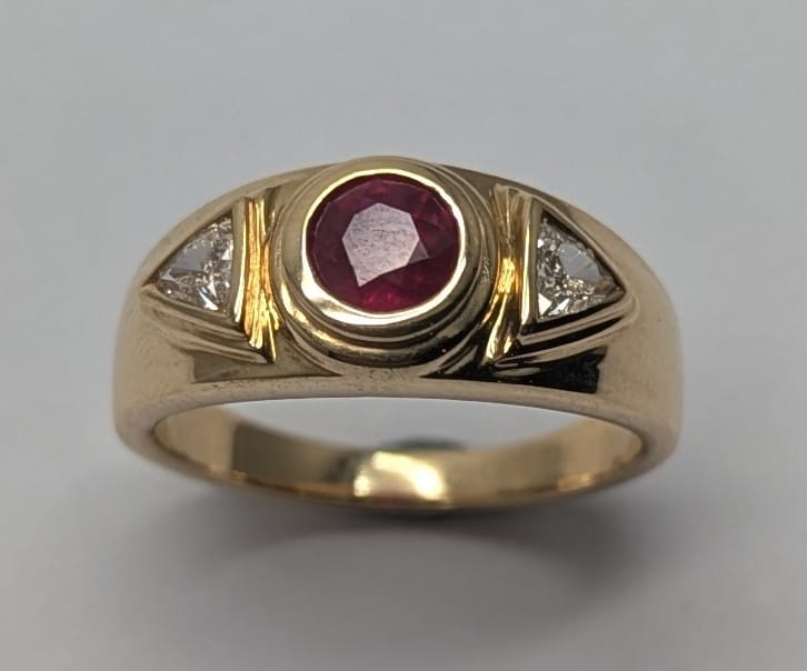 Rings made with lab stones for ethics -18ct Gold 0.62ct Ruby and Diamond Ring Three Stone Ring  Set- Size K (RRP £3800)