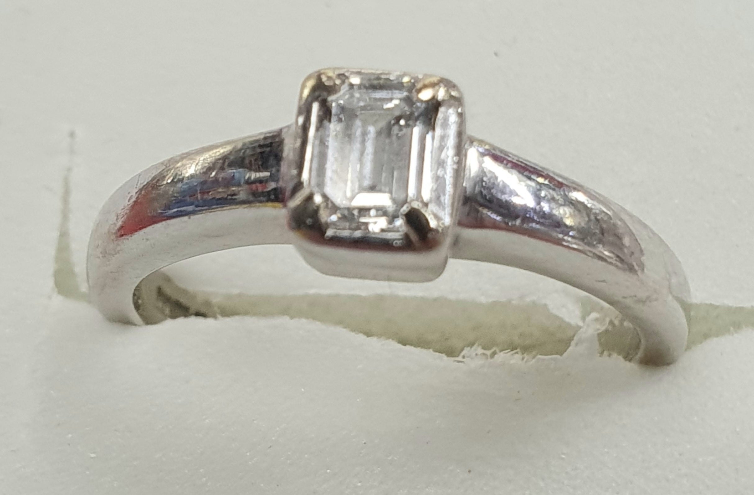 Vintage-style rings with detailed old-world craftsmanship -18ct White Gold Diamond Ring LEYLAND