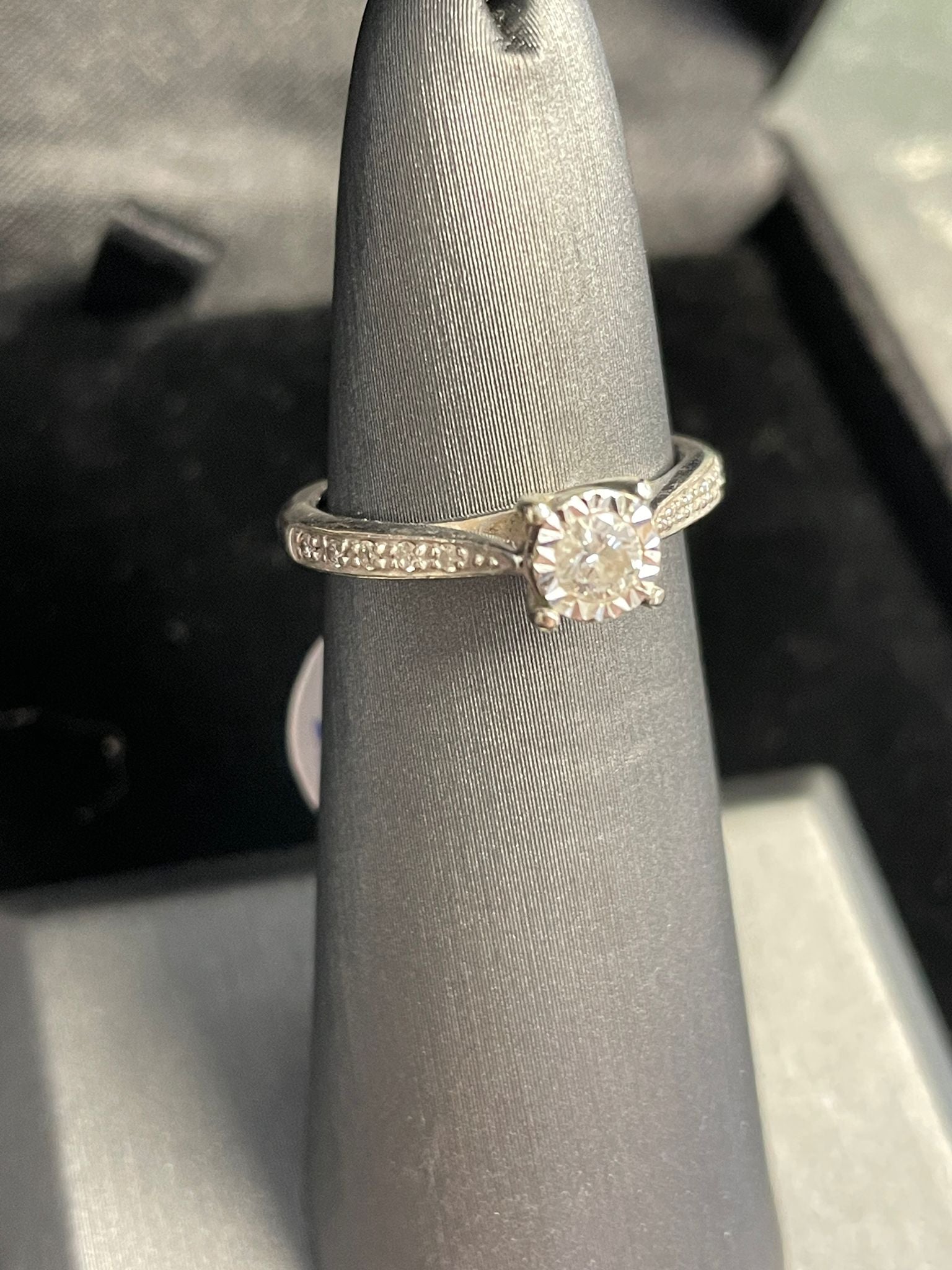 Bespoke rings crafted with custom stone selections -2.8g 9CT 0.25 CT Diamond Engagement Ring